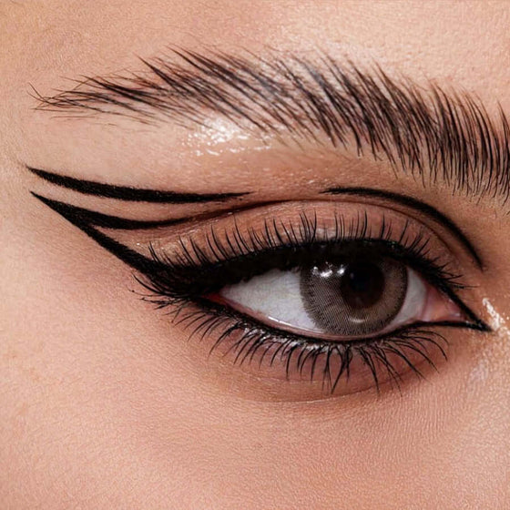 PHOFAY Eyeliner on eyelid with flawless application and precise lines.