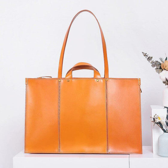 American retro handbag in vegetable tanned leather with large capacity.