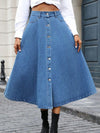 Buttoned midi denim skirt with pockets and front buttons, featuring a slightly stretchy, flattering fit.